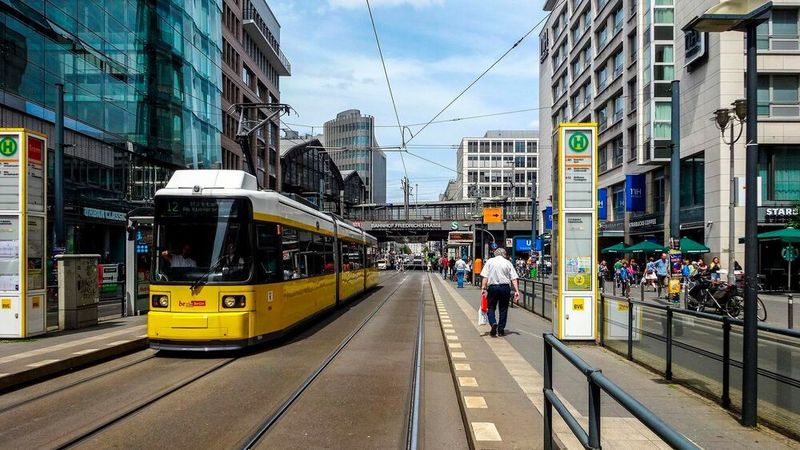 Die Sondertickets sollen im Juni, Juli und August bundesweit Fahrten im Nah- und Regionalverkehr ermöglichen.