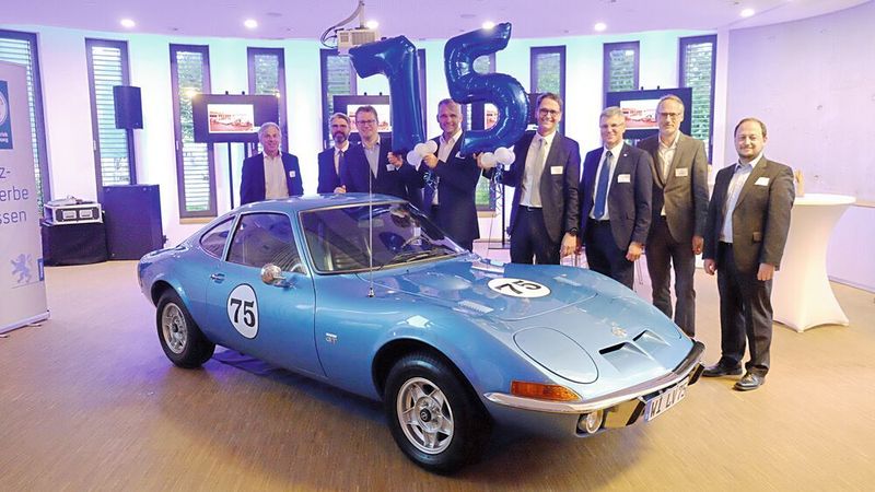 Glückwünsche aus den Kfz-Landesverbänden (v. l.): Tim Schneider, Vizepräsident von Schleswig-Holstein, Niklas Burmester, Geschäftsführer des Kfz-Gewerbes Saarland, Carsten Beuß, Hauptgeschäftsführer aus Baden-Württemberg, Roger-Seidl, Geschäftsführer Landesverband Hessen, Joachim Kuhn, Geschäftsführer Landesverband Hessen, Christian Metje, Geschäftsführer aus Niedersachsen-Bremen, Jens Bleutge, Geschäftsführer aus Rheinland-Pfalz, und Michael Koch, Geschäftsführer aus Sachsen-Anhalt.
