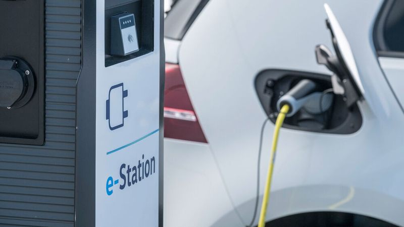 Lithium-Ionen-Batterien finden sich neben E-Autos auch in Laptops oder in Smartphones.