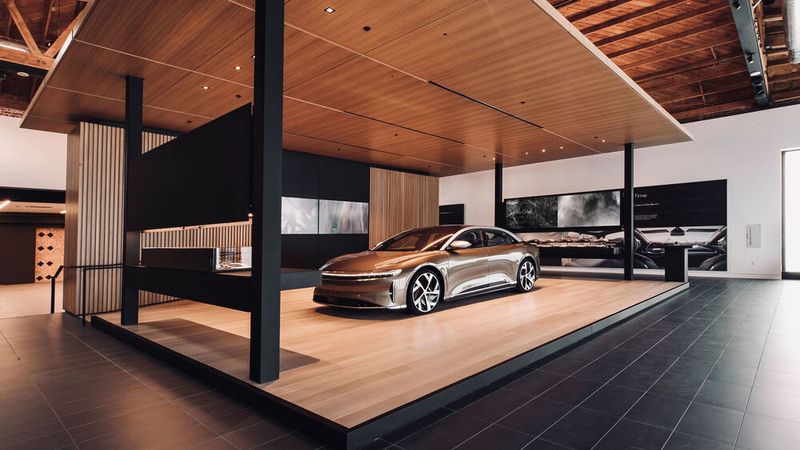 Lucid hat jüngst in München einen Verkaufsraum eröffnet und plant mehrere Standorte in den Innenstädten europäischer Metropolen. Zu kaufen gibt es den Lucid Air.