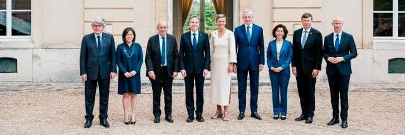 Um potentiell kommende Konflikte bei der weitern Förderung lokaler Chipinitiativen zu vermeiden formiern die EU und die USA zum Informationsaustausch einen gemeinsamen Handels- und Technologierat. (von links nach rechts: Thierry Breton, Katherine Tai, Jean-Yves Le Drian, Anthony Blinken, Margrethe Vestager, Bruno Le Maire, Gina Raimondo, Valdis Dombrovskis, Franck Riester).