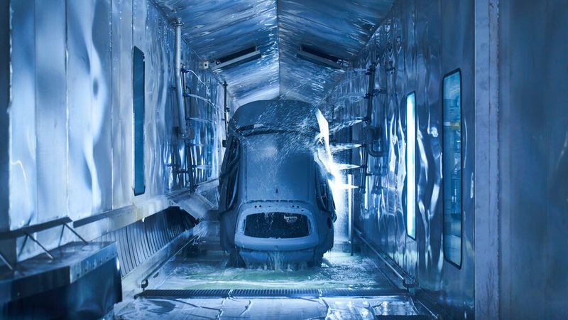 Der nachhaltig produzierte Elektrotauchlack im Werk Leipzig wird aus Biomasse hergestellt .