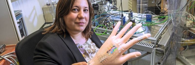 Künstliche Haut: Anna Maria Coclite von der TU Graz ist es mit ihrem Team gelungen, ein 3-in-1-Hybridmaterial für die nächste Generation smarter, künstlicher Haut herzustellen.