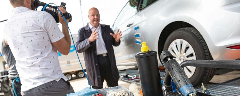 Eins der Highlights der Würzburger Karosserie- und Schadenstage war die Livereparatur eines Golf-VII-Seitenteils.