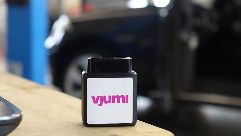 Für die Anbindung des Fahrzeugs ist ein nachrüstbarer Dongle vorhanden. Vjumi funktioniert grundsätzlich aber auch ohne Dongle, sofern der Hersteller einen Zugang zum Fahrzeug gewährt.