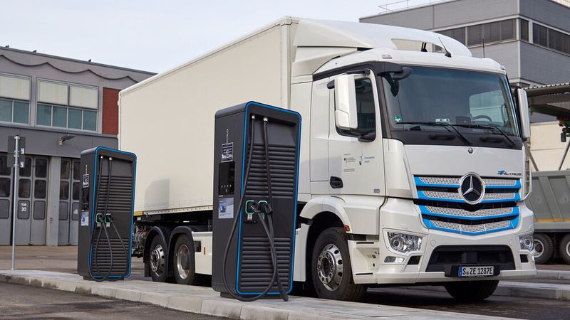 Daimler, Volvo und der MAN- und Scania-Mutterkonzern Traton wollen in fünf Jahren 1.700 Ladepunkte in Europa aufgebaut haben und betreiben.