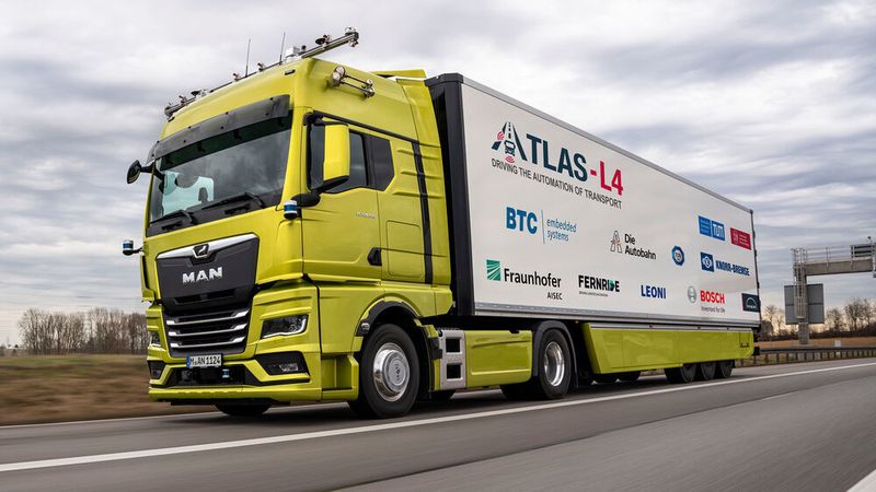 Das Erprobungsfahrzeug soll fahrerlos zwischen Logistikknotenpunkten hin- und herfahren.