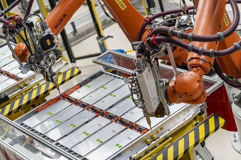 Batteriesysteme - wie hier von Skoda - sind von Metallen wie Nickel abhängig. Der Bedarf steigt. Doch der Urkraine-Krieg verschärft die Importsituation.