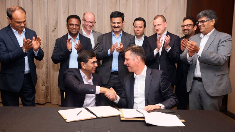 Unterzeichnung des Partnerschaftsvertrages: Thomas Schmall, Volkswagen Konzernvorstand für Technik (re.) und Rajesh Jejurikar, Executive Director, Auto and Farm Sector, Mahindra & Mahindra Ltd.