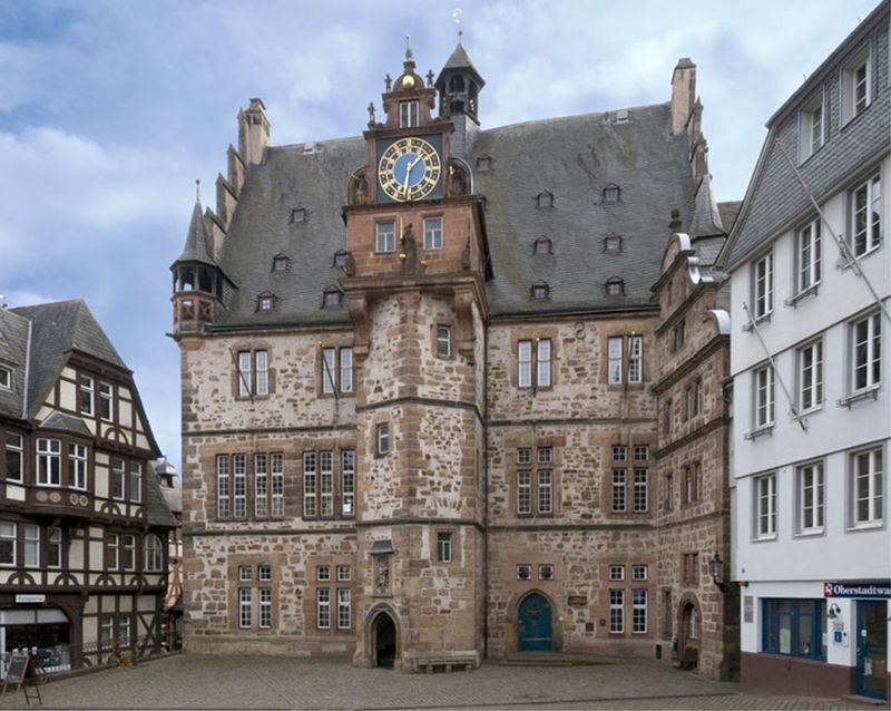 Auf der sicheren Seite: Die KWKK-Anlage im Marburger Rathaus sorgt für über 700 Computer etwa in der Passstelle, im Jugend- und Sozialamt für reibungslosen Betrieb.