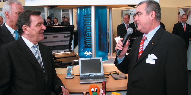 Komsa-Gründer Gunnar Grosse trifft den damaligen Bundeskanzler Gerhard Schröder auf dem CeBIT-Stand 2004.
