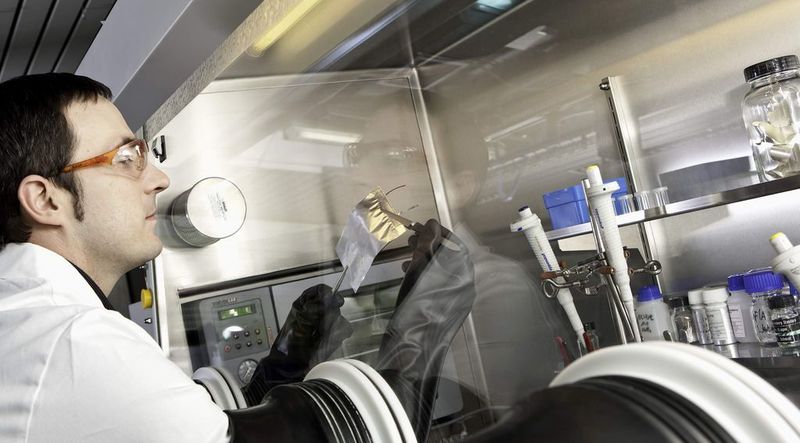 Im Rahmen des Zukunftsprojekts „Hochenergie-Lithium-Ionen-Batterien“ (HE-Lion) forscht BASF an einer neuen Generation von Lithium-Ionen-Batterien: Ziel ist es die Energiedichte der Batterie deutlich zu erhöhen.