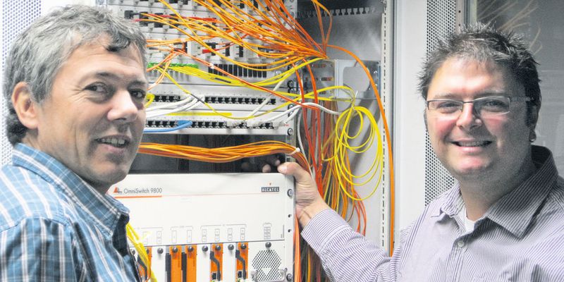 Rolf Thome, der OmniSwitch 9800 und Alexander Wäsch (Foto: Alcatel-Lucent)