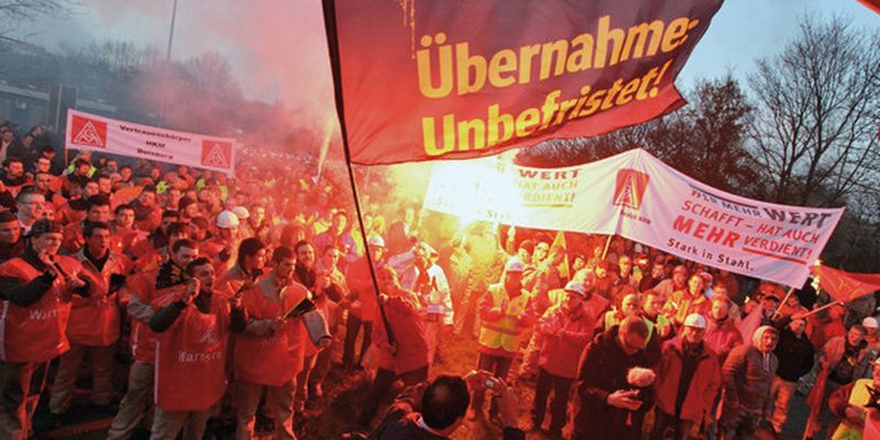 Blick in die Zukunft: So könnte es bald auch vor den Werkstoren einiger Logistikdienstleister aussehen. Auf diesem Bild sind es Metaller aus der Stahlindustrie, die ihrem Ärger Luft machen. (Bild: IG Metall)