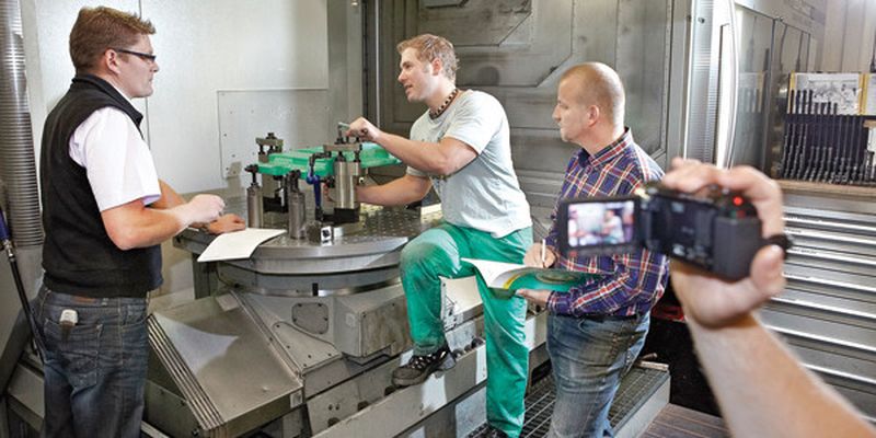 Prozessaufname vor Ort: Während der Arbeitsablauf von Emanuel Armbruster (Mitte) gefilmt wird, erörtern Torsten Schmid (l.) und Reiner Huss die Abläufe. (Bild: Arburg)