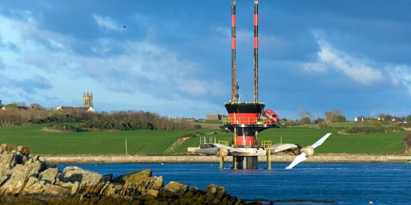 In der 150 Quadratkilometer großen Strangford-Bucht im nordirischen County Down ragt ein schwarz-roter Stahlturm aus dem Wasser. Er gehört zum ersten kommerziellen Gezeitenströmungskraftwerk der Welt. Seit November 2008 ist die Anlage SeaGen in Betrieb. Unweit der kleinen Küstenstadt Strangford versorgt sie mit zwei 600-kW-Turbinen über 1.500 Haushalte mit umweltfreundlichem Strom. (Bild: Siemens)
