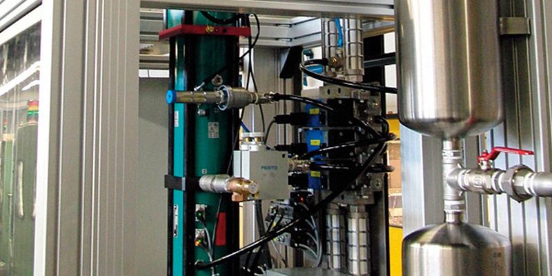 Bild 2: Der pneumohydraulische Antriebszylinder ersetzt konventionelle hydraulische Zylinderantriebe. (Bild: Tox Pressotechnik)