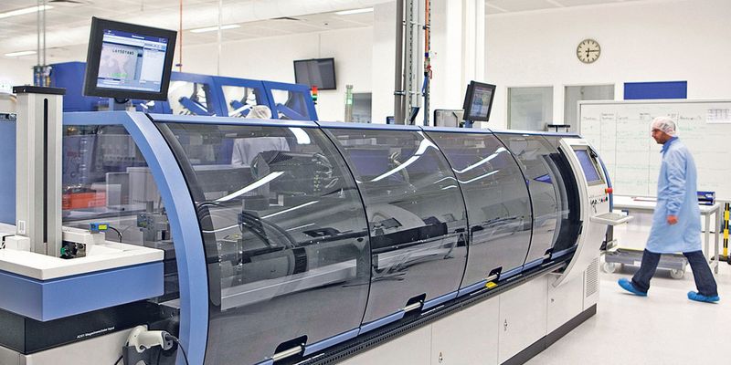 Laserpersonalisierung bei der Produktion des neuen Personalausweises (Foto: Bundesdruckerei)