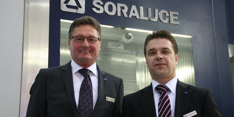 Freuen sich unisono: Fred Bisgwa (links) und Andreas Lindner von der Bimatec Soraluce Zerspanungstechnik GmbH in Limburg. (Bild: Kuttkat)