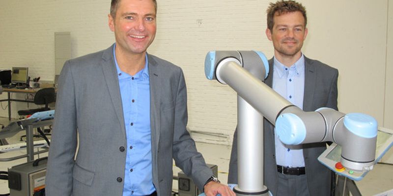 CCO Thomas Visti (links) und CTO Esben Østergaard mit dem neuen UR10-Roboter. Er bietet mehr Traglast und Reichweite. (Bild: Kroh)