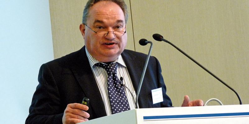 „Früher haben wir einmal am Tag die Werkzeuge gerichtet, heute wechseln wir 10 mal“, so Dr. Josef Meinhardt von BMW. (Bild: Michel)