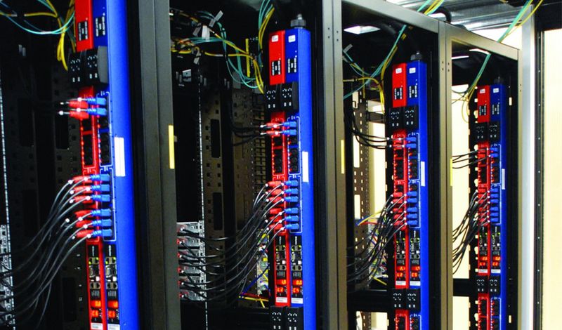 Rot und Blau im Ebay-Rechenzentrum Topaz: Raritan sorgt für intelliegnte Stromverteilung und detaillierte Messeung sowie Informationen in Echtzeit.