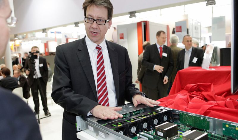 Auf dem CeBIT-Messestand von Fujitsu enthüllte der niedersächsische Umweltminister Dr. Stefan Birkner den weltweit derzeit Energie-effizientesten Single Node Server.