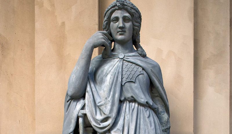 Statue Europa von der Fassade der ehemaligen Alten Börse, geschaffen von Johann Nepomuk Zwerger (1796–1868) nach dem Entwurf von Karl Eduard Wendelstadt (1815–41)