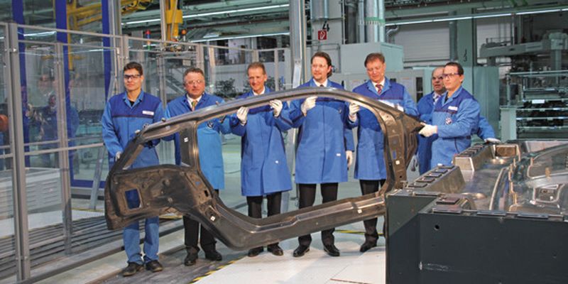 Das erste Bauteil der CFK-Serienfertigung wurde aus der Formwerkzeug genommen (3.v.l.: BMW-Vorstand Dr. Herbert Diess).