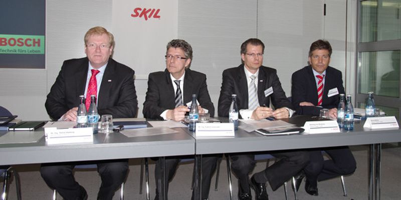 Das Management des Bosch-Geschäftsbereichs Power Tools bei der Pressekonferenz: Dr.-Ing. Stefan Hartung, Dr.-Ing. Egbert Schneider, Henning von Boxberg und Bernd Müller (von links). (Bild: Kroh)