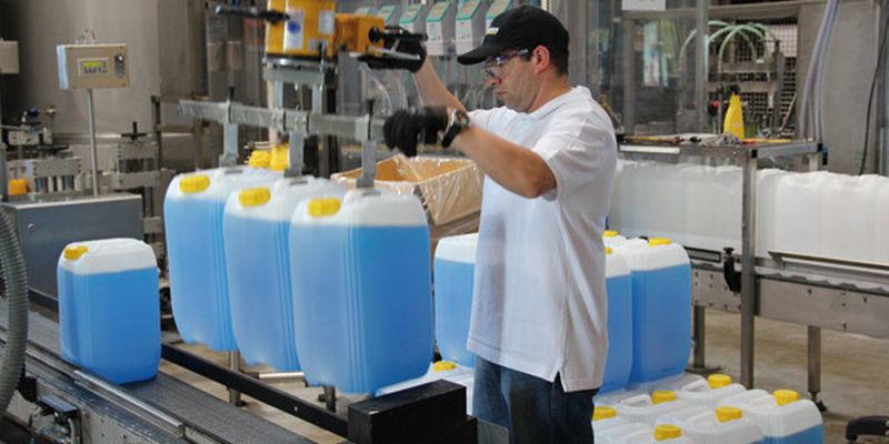 Richtiges Putzmittel: Für saubere Lager braucht es auch Reinigungsmittel. Kärcher ist ein Anbieter von Reinungslösungen am Markt. (Bild: Weber)