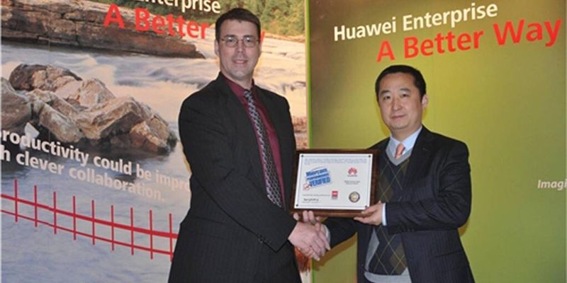 Liu Shaowei (rechts), Präsident der Enterprise IP Product Line von Huawei, erhält die Urkunde aus der Hand von Miercom-CEO Robert Smithers.
