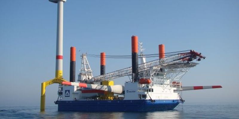 Die Hubinsel "Thor" an einer Offshore-Windenergieanlage vor der Rotorsternmontage. Wenn hier das Wetter nicht mitspielt, eine wichtige Komponente fehlt oder defekt ist, kann das erhebliche und kostenträchtige Folgen haben. Das Mon²Sea-System wird solche Szenarien schon im Vorfeld simulieren und so die Planung unterstützen können. (Bild: Hochtief)