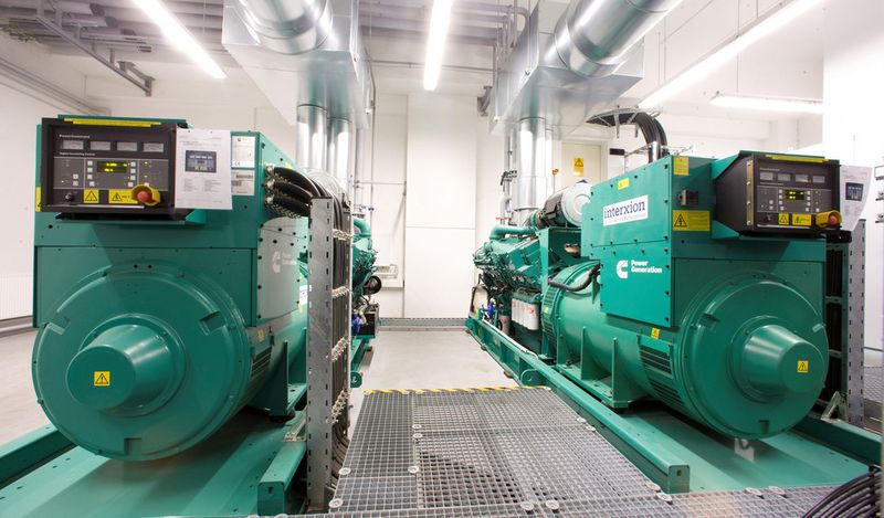 Am 17. April hat Interxion sein 7. Frankfurter Rechenzentrum in Betrieb genommen. DataCenter-Insider durfte sich die innerste Technik anschauen. Hier sind zwei Dieselgeneratoren, die den Rechenzentrumsbetrieb sichern, wenn der Strom ausfällt und die USV-Anlagen nicht mehr ausreichen.