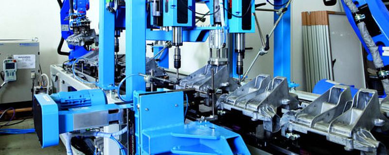 Highlight der Anlage: Die Bearbeitung der Lenkkonsolen findet direkt auf dem Werkstückträger statt.