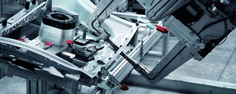 Im Takt von rund 100 Sekunden schweißen die Fachleute von Georg Fischer am österreichischen Standort Altenmark pro Fahrzeugtür 16 Punkte von exakt je fünf Millimeter im Durchmesser.