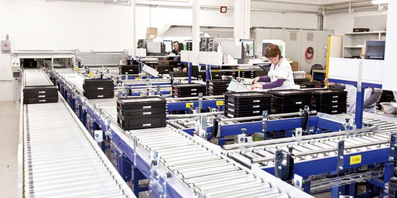 Bild 1: Das Zentrallager dient sowohl der Zwischenlagerung von Bauteilen, die für die Produktion der Antriebskomponenten und -systeme benötigt werden, als auch der Lagerung und Kommissionierung von Fertigwaren.
