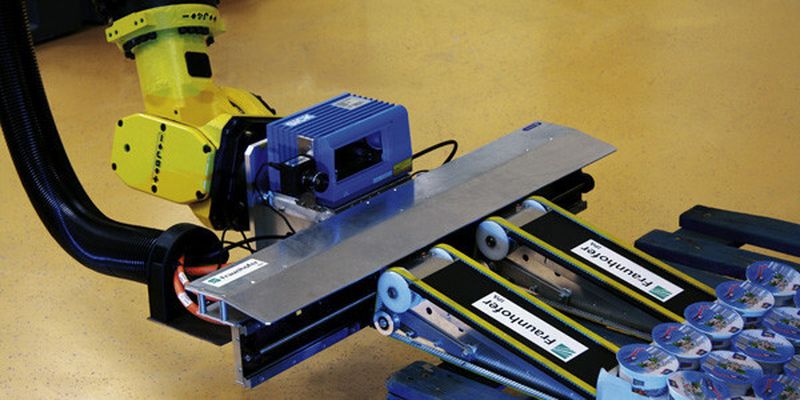 Der Roboter mit Aufwälzgreifer kann Objekte bis zu 40 kg Gewicht und Breiten von 10 bis 150 cm handhaben.