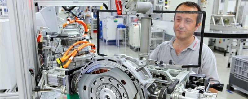 Fertigung eines Bosch Elektromotors für Hybridfahrzeuge.