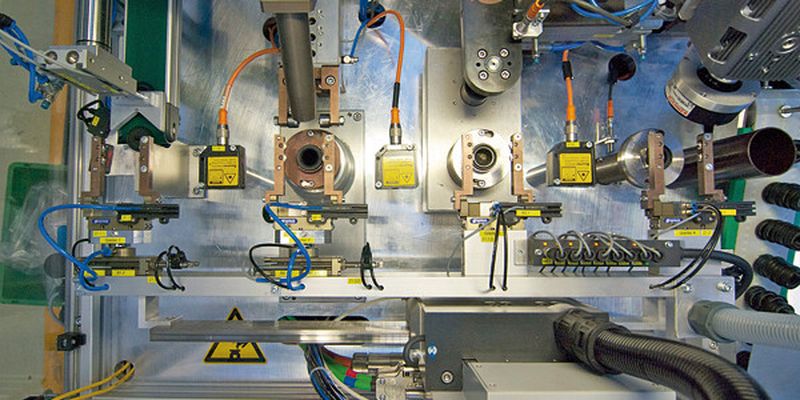 Bild 1: Kompakt und trotzdem gut zugänglich sind die einzelnen Arbeitsstationen angeordnet (v. l. n. r.): Dichtungsrohling annehmen und wenden, Dichtkante stechen, Federring einsetzen und auf Fehler prüfen.