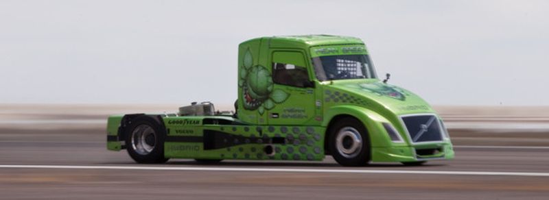 Mean Green, der schnellste Hybrid-Lkw der Welt, hat auf dem Flugplatz Wendover in Utah, USA, zwei neue Geschwindigkeits-Weltrekorde aufgestellt