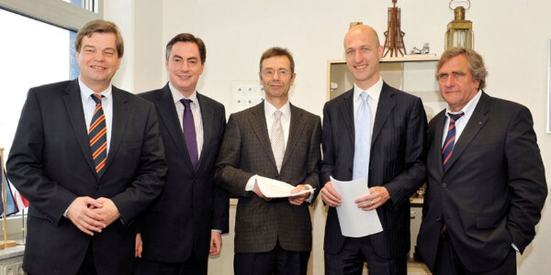 V.l.: Enak Ferlemann (Parl. Staatssekretär Bundesverkehrsministerium), David McAllister (Ministerpräsident Niedersachsen), Hans-Peter Zint (GF Cuxport), Sven Utermöhlen (Ltr. internationales Offshore-Geschäft E.ON) sowie Dr. Ulrich Getsch (OB Cuxhaven).