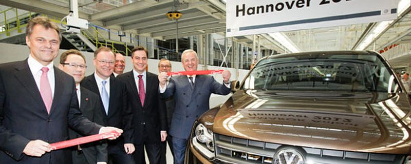 v.l.: Dr. Wolfgang Schreiber, Sprecher des Markenvorstands Volkswagen Nutzfahrzeuge; Thomas Zwiebler, Betriebsratsvorsitzender von Volkswagen Nutzfahrzeuge; Oberbürgermeister der Stadt Hannover Stephan Weil; Bernd Osterloh, Volkswagen-Gesamtbetriebsratsvorsitzenden; Ministerpräsident von Niedersachsen David McAllister; Prof. Dr. Horst Neumann Mitglied des Vorstands der Volkswagen AG, Geschäftsbereich Personal und Organsiation; Prof. Dr. Martin Winterkorn, Vorsitzender des Vorstands der Volkswagen AG.