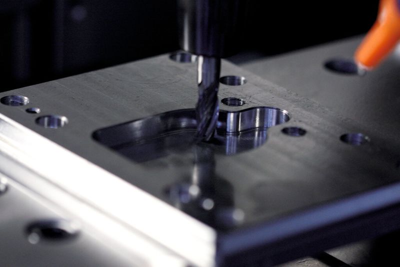 Die Mikron HPM 600 HD (20 000 1/min, HSK 63, 39 kW, 84 Nm bei 40 % ED, iTNC 530) sorgt für ein relativ hohes Zeitspanvolumen und wird dann eingesetzt, wenn viel Späne gemacht werden müssen.