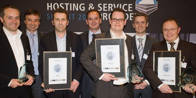 Die Preisträger mit Jury-Mitgliedern: Thomas King, Audriga, Berater Gerd Simon, Frank Dengler, Audriga, Werner Nieberle, IT-BUSINESS, Patrick Schoden, Host Europe, Daniel Hagemeier, webhosternews.com, und Daniel Strauß, InterNexum.