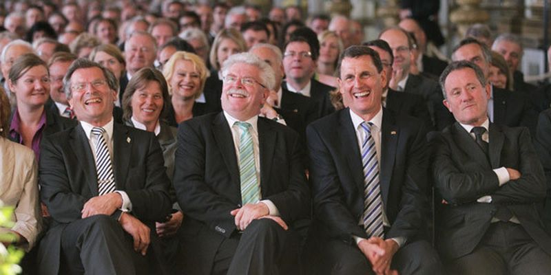 Fröhliche Ehrengäste (v.l.): Prof. Josef Nassauer (GF Bayern Innovativ), Martin Zeil (Staatsminister für Wirtschaft, Infrastruktur, Verkehr und Technologie), Karl Fischer (GF LKZ Prien) sowie Josef Neidenhell (Landrat).