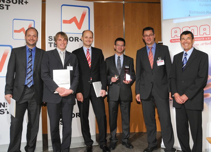 AMA Innovationspreis 2012: v.l. Andreas Blug "Echtzeit-Regelsystem für das Laserschweißen", Miro Taphanel "Konfokal chromatischer Triangulationssensor (CCT-Sensor)", Dr.-Ing. Michal Bezdek "Ultraschall-Durchflussmessgerät mit Messung der Methankonzentration für Biogasanwendungen", Preisträger Dr. Steffen Klupsch "Hochintegriertes Hall-Sensor ASIC für energieautarke Absolut-Geber", Prof. Dr. Andreas Schütze,Juryvorsitzender AMA Innovationspreis, und Wolfgang Wiedemann, Vorstandsvorsitzender AMA Fachverband für Sensorik.