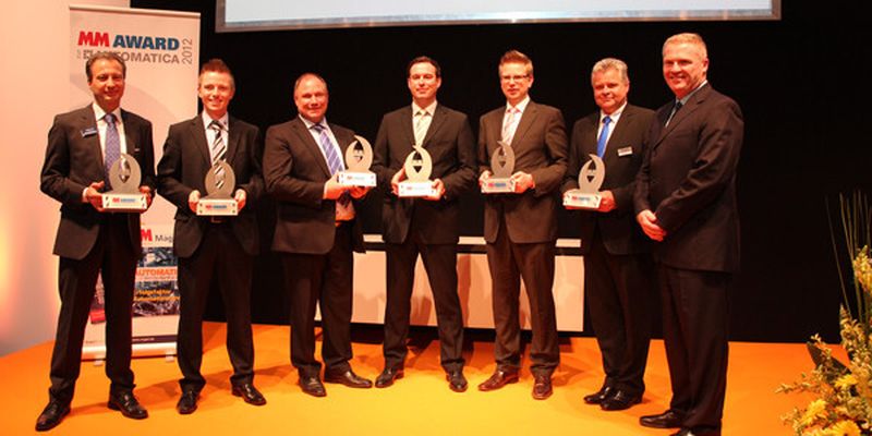 Vertreter der Gewinnerfirmen nehmen die MM Award zur Aotomatica 2012 entgegen.