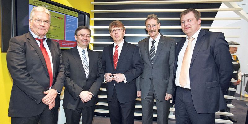 Wolfgang Schulz, PDV-Systeme GmbH, Dr. Wilfried Bernhardt, Staatssekretär des Sächsischen Staatsministeriums der Justiz und für Europa, Harald Lemke, Sonderbeauftragter für eGovernment und eJustice der Deutschen Post, Dr. Gerhard Gey, Landrat des Landkreises Leipzig und Martin Schmeling, Geschäftsführer, Kommunale Informationsverarbeitung Sachsen (KISA)