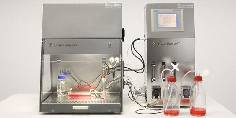 Bild 1: Das patentierte System besteht aus einer Brutkammer (links) sowie einer Mess- und Steuereinheit. In der Brutkammer steht der Einmal-Bioreaktor, in dem die Zellen vermehrt werden